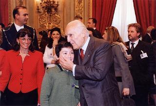 Padre Berardo Rossi, direttore dell'Antoniano, con una delegazione di partecipanti alla 40^ edizione dello "Zecchino d'oro"