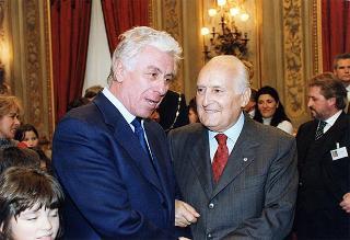 Padre Berardo Rossi, direttore dell'Antoniano, con una delegazione di partecipanti alla 40^ edizione dello "Zecchino d'oro"