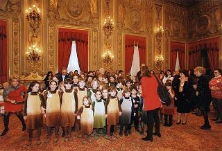 Padre Berardo Rossi, direttore dell'Antoniano, con una delegazione di partecipanti alla 40^ edizione dello "Zecchino d'oro"