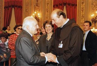 Padre Berardo Rossi, direttore dell'Antoniano, con una delegazione di partecipanti alla 40^ edizione dello "Zecchino d'oro"