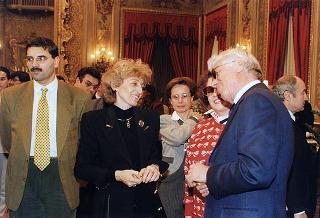 Padre Berardo Rossi, direttore dell'Antoniano, con una delegazione di partecipanti alla 40^ edizione dello "Zecchino d'oro"