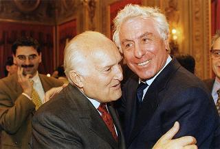 Padre Berardo Rossi, direttore dell'Antoniano, con una delegazione di partecipanti alla 40^ edizione dello "Zecchino d'oro"