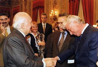Padre Berardo Rossi, direttore dell'Antoniano, con una delegazione di partecipanti alla 40^ edizione dello "Zecchino d'oro"