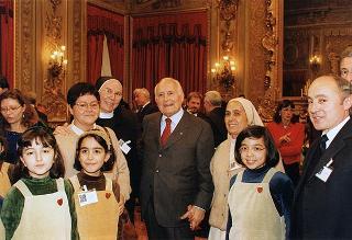 Padre Berardo Rossi, direttore dell'Antoniano, con una delegazione di partecipanti alla 40^ edizione dello "Zecchino d'oro"