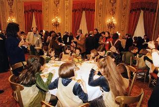 Padre Berardo Rossi, direttore dell'Antoniano, con una delegazione di partecipanti alla 40^ edizione dello "Zecchino d'oro"