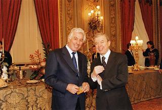 Padre Berardo Rossi, direttore dell'Antoniano, con una delegazione di partecipanti alla 40^ edizione dello "Zecchino d'oro"