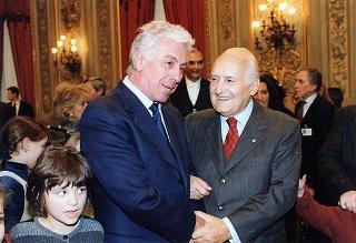 Padre Berardo Rossi, direttore dell'Antoniano, con una delegazione di partecipanti alla 40^ edizione dello "Zecchino d'oro"