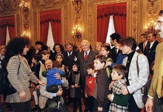 Padre Berardo Rossi, direttore dell'Antoniano, con una delegazione di partecipanti alla 40^ edizione dello "Zecchino d'oro"
