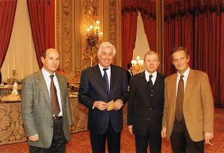 Padre Berardo Rossi, direttore dell'Antoniano, con una delegazione di partecipanti alla 40^ edizione dello "Zecchino d'oro"