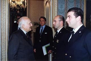 Delegazione di ufficiali ed allievi della Scuola allievi sottufficiali della Marina Militare, in servizio di guardia d'onore al Palazzo del Quirinale