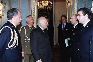 Delegazione di ufficiali ed allievi della Scuola allievi sottufficiali della Marina Militare, in servizio di guardia d'onore al Palazzo del Quirinale