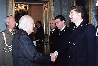 Delegazione di ufficiali ed allievi della Scuola allievi sottufficiali della Marina Militare, in servizio di guardia d'onore al Palazzo del Quirinale