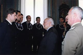 Delegazione di ufficiali ed allievi della Scuola allievi sottufficiali della Marina Militare, in servizio di guardia d'onore al Palazzo del Quirinale