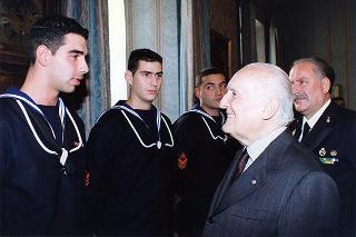 Delegazione di ufficiali ed allievi della Scuola allievi sottufficiali della Marina Militare, in servizio di guardia d'onore al Palazzo del Quirinale