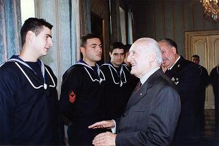 Delegazione di ufficiali ed allievi della Scuola allievi sottufficiali della Marina Militare, in servizio di guardia d'onore al Palazzo del Quirinale
