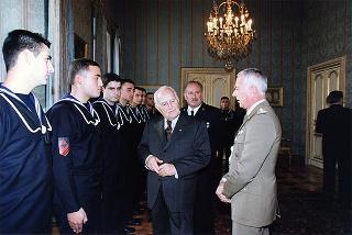 Delegazione di ufficiali ed allievi della Scuola allievi sottufficiali della Marina Militare, in servizio di guardia d'onore al Palazzo del Quirinale