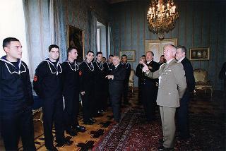 Delegazione di ufficiali ed allievi della Scuola allievi sottufficiali della Marina Militare, in servizio di guardia d'onore al Palazzo del Quirinale