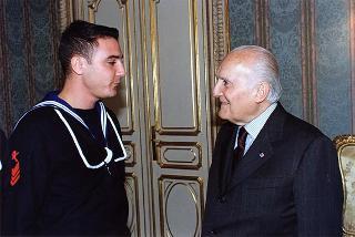 Delegazione di ufficiali ed allievi della Scuola allievi sottufficiali della Marina Militare, in servizio di guardia d'onore al Palazzo del Quirinale