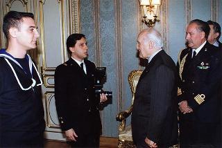 Delegazione di ufficiali ed allievi della Scuola allievi sottufficiali della Marina Militare, in servizio di guardia d'onore al Palazzo del Quirinale