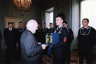 Delegazione di ufficiali ed allievi della Scuola allievi sottufficiali della Marina Militare, in servizio di guardia d'onore al Palazzo del Quirinale
