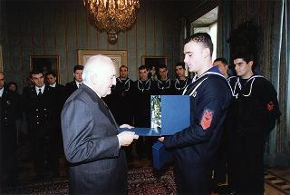 Delegazione di ufficiali ed allievi della Scuola allievi sottufficiali della Marina Militare, in servizio di guardia d'onore al Palazzo del Quirinale