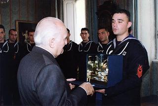 Delegazione di ufficiali ed allievi della Scuola allievi sottufficiali della Marina Militare, in servizio di guardia d'onore al Palazzo del Quirinale