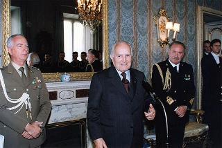Delegazione di ufficiali ed allievi della Scuola allievi sottufficiali della Marina Militare, in servizio di guardia d'onore al Palazzo del Quirinale
