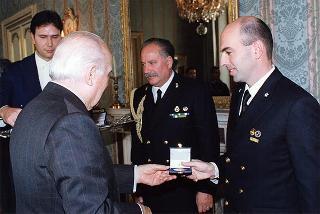 Delegazione di ufficiali ed allievi della Scuola allievi sottufficiali della Marina Militare, in servizio di guardia d'onore al Palazzo del Quirinale