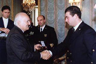 Delegazione di ufficiali ed allievi della Scuola allievi sottufficiali della Marina Militare, in servizio di guardia d'onore al Palazzo del Quirinale