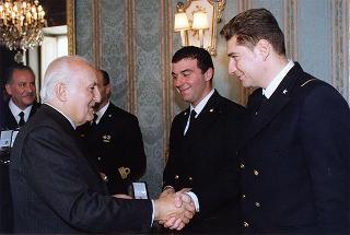 Delegazione di ufficiali ed allievi della Scuola allievi sottufficiali della Marina Militare, in servizio di guardia d'onore al Palazzo del Quirinale