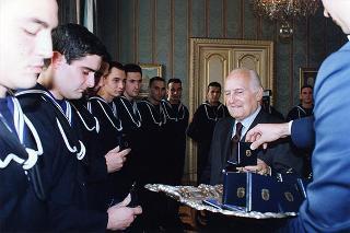 Delegazione di ufficiali ed allievi della Scuola allievi sottufficiali della Marina Militare, in servizio di guardia d'onore al Palazzo del Quirinale