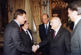 Mario Pescante, presidente del CONI, Primo Nebiolo, presidente della IAAF, Gianni Gola, presidente della FIDAL, ed una delegazione di atleti e dirigenti, in occasione del centenario di fondazione della Federazione Italiana di Atletica Leggera