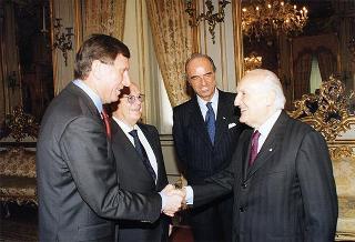 Mario Pescante, presidente del CONI, Primo Nebiolo, presidente della IAAF, Gianni Gola, presidente della FIDAL, ed una delegazione di atleti e dirigenti, in occasione del centenario di fondazione della Federazione Italiana di Atletica Leggera