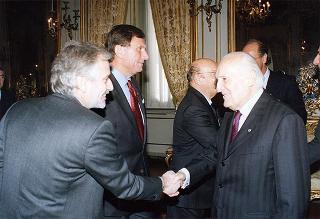 Mario Pescante, presidente del CONI, Primo Nebiolo, presidente della IAAF, Gianni Gola, presidente della FIDAL, ed una delegazione di atleti e dirigenti, in occasione del centenario di fondazione della Federazione Italiana di Atletica Leggera