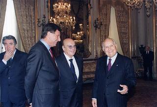 Mario Pescante, presidente del CONI, Primo Nebiolo, presidente della IAAF, Gianni Gola, presidente della FIDAL, ed una delegazione di atleti e dirigenti, in occasione del centenario di fondazione della Federazione Italiana di Atletica Leggera