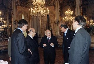 Mario Pescante, presidente del CONI, Primo Nebiolo, presidente della IAAF, Gianni Gola, presidente della FIDAL, ed una delegazione di atleti e dirigenti, in occasione del centenario di fondazione della Federazione Italiana di Atletica Leggera