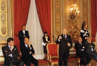 Mario Pescante, presidente del CONI, Primo Nebiolo, presidente della IAAF, Gianni Gola, presidente della FIDAL, ed una delegazione di atleti e dirigenti, in occasione del centenario di fondazione della Federazione Italiana di Atletica Leggera