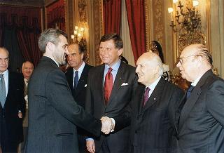Mario Pescante, presidente del CONI, Primo Nebiolo, presidente della IAAF, Gianni Gola, presidente della FIDAL, ed una delegazione di atleti e dirigenti, in occasione del centenario di fondazione della Federazione Italiana di Atletica Leggera