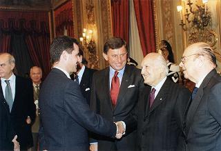 Mario Pescante, presidente del CONI, Primo Nebiolo, presidente della IAAF, Gianni Gola, presidente della FIDAL, ed una delegazione di atleti e dirigenti, in occasione del centenario di fondazione della Federazione Italiana di Atletica Leggera