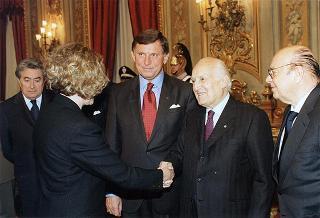 Mario Pescante, presidente del CONI, Primo Nebiolo, presidente della IAAF, Gianni Gola, presidente della FIDAL, ed una delegazione di atleti e dirigenti, in occasione del centenario di fondazione della Federazione Italiana di Atletica Leggera