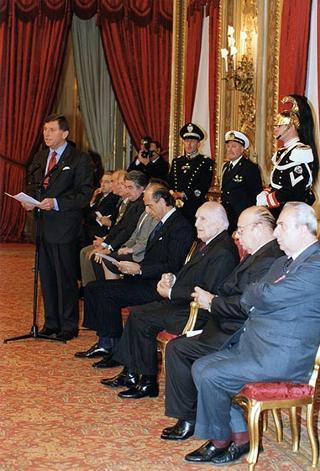 Mario Pescante, presidente del CONI, Primo Nebiolo, presidente della IAAF, Gianni Gola, presidente della FIDAL, ed una delegazione di atleti e dirigenti, in occasione del centenario di fondazione della Federazione Italiana di Atletica Leggera