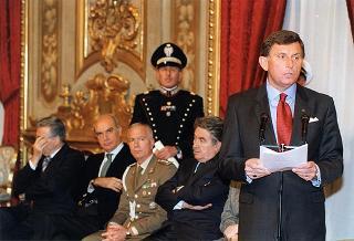 Mario Pescante, presidente del CONI, Primo Nebiolo, presidente della IAAF, Gianni Gola, presidente della FIDAL, ed una delegazione di atleti e dirigenti, in occasione del centenario di fondazione della Federazione Italiana di Atletica Leggera
