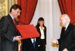 Mario Pescante, presidente del CONI, Primo Nebiolo, presidente della IAAF, Gianni Gola, presidente della FIDAL, ed una delegazione di atleti e dirigenti, in occasione del centenario di fondazione della Federazione Italiana di Atletica Leggera