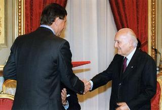 Mario Pescante, presidente del CONI, Primo Nebiolo, presidente della IAAF, Gianni Gola, presidente della FIDAL, ed una delegazione di atleti e dirigenti, in occasione del centenario di fondazione della Federazione Italiana di Atletica Leggera