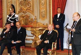 Mario Pescante, presidente del CONI, Primo Nebiolo, presidente della IAAF, Gianni Gola, presidente della FIDAL, ed una delegazione di atleti e dirigenti, in occasione del centenario di fondazione della Federazione Italiana di Atletica Leggera