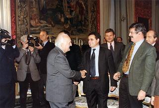 Esponenti dell'Ordine dei giornalisti, della Federazione nazionale della stampa italiana, dell'Associazione della stampa parlamentare e dell'Associazione della stampa estera in Italia ed una delegazione di giornalisti delle Agenzie, dei quotidiani e delle testate televisive che seguono l'attività del Presidente della Repubblica