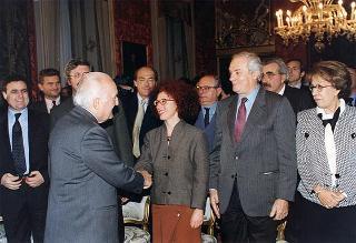 Esponenti dell'Ordine dei giornalisti, della Federazione nazionale della stampa italiana, dell'Associazione della stampa parlamentare e dell'Associazione della stampa estera in Italia ed una delegazione di giornalisti delle Agenzie, dei quotidiani e delle testate televisive che seguono l'attività del Presidente della Repubblica
