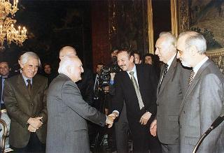 Esponenti dell'Ordine dei giornalisti, della Federazione nazionale della stampa italiana, dell'Associazione della stampa parlamentare e dell'Associazione della stampa estera in Italia ed una delegazione di giornalisti delle Agenzie, dei quotidiani e delle testate televisive che seguono l'attività del Presidente della Repubblica
