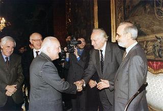 Esponenti dell'Ordine dei giornalisti, della Federazione nazionale della stampa italiana, dell'Associazione della stampa parlamentare e dell'Associazione della stampa estera in Italia ed una delegazione di giornalisti delle Agenzie, dei quotidiani e delle testate televisive che seguono l'attività del Presidente della Repubblica