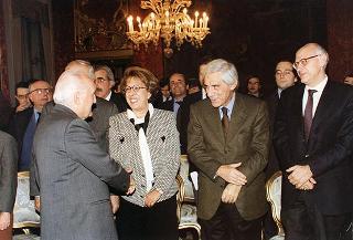 Esponenti dell'Ordine dei giornalisti, della Federazione nazionale della stampa italiana, dell'Associazione della stampa parlamentare e dell'Associazione della stampa estera in Italia ed una delegazione di giornalisti delle Agenzie, dei quotidiani e delle testate televisive che seguono l'attività del Presidente della Repubblica